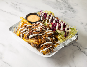 Pommes med kebab og dressing